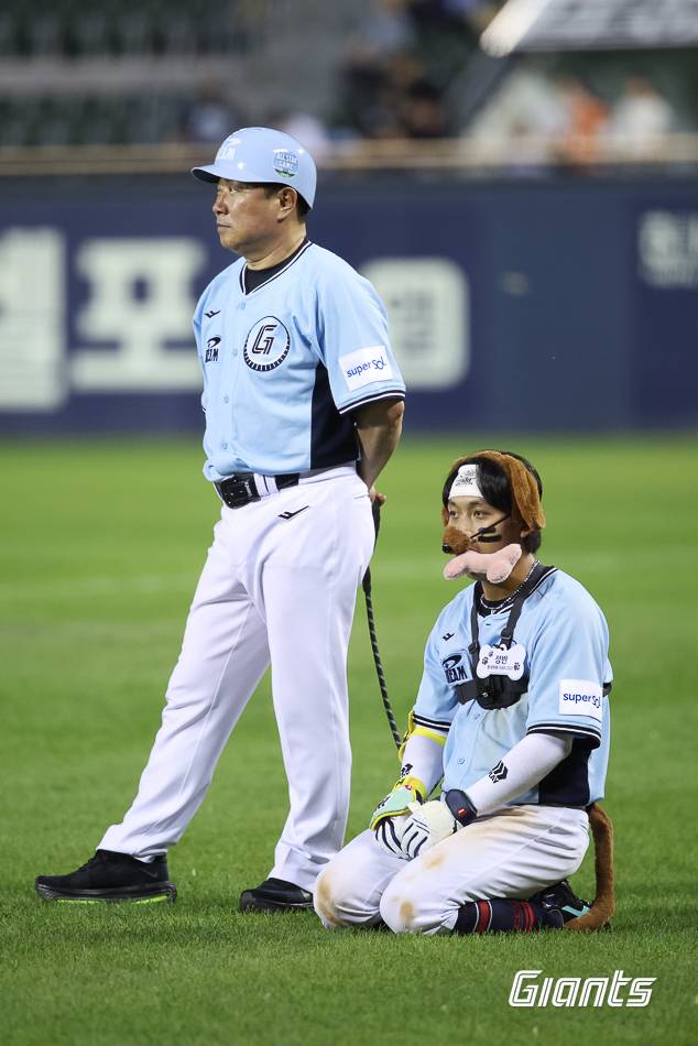 김태형 롯데 감독과 황성빈. 롯데 자이언츠 제공
