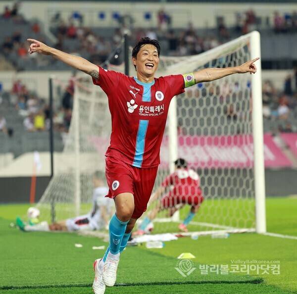 용인 FC, 충북청주와 첫 맞대결서 1-1 무승부… 피로 극복하고 '7경기 무패' 행진...사진은 후반 23분 용인FC 최영준이 헤더로 골을 성공시키고 환호하는 모습.(사진=김경수 기자/ 2026.7.11.발리볼코리아닷컴)