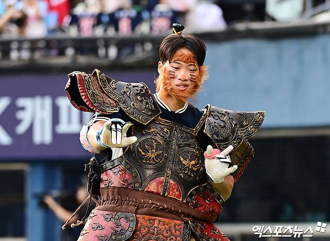 11일 오후 서울 송파구 잠실야구장에서 열린 '2026 신한 SOL KBO 올스타전' 팀 나눔과 팀 드림의 경기, 2회초 1사 1,2루 나눔 박재현이 퍼포먼스를 선보이고 있다. 잠실, 김한준·박지영 기자