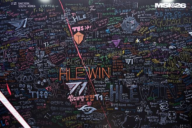 응원 문구 적힌 벽     (대전=연합뉴스) 김주환 기자 = 12일 2026 미드 시즌 인비테이셔널(MSI) 팬 페스타가 열린 대전 유성구 엑스포과학공원에 놓인 치어월에 팬들이 적은 응원 메시지가 빼곡히 적혀있다. 2026.7.12 jujuk@yna.co.kr