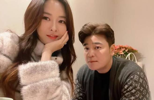 하원미가 남편이자 야구 선수 출신 추신수와 카메라를 응시하고 있다. / 사진=하원미 SNS