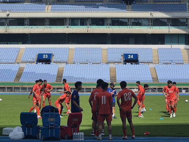 베트남 축구국가대표팀이 13일 연습경기를 앞두고 몸을 풀고 있다.