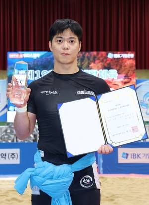 이장우 경상남도씨름협회 선수가 제19회 전국생활체육 대장사씨름대회에서 청년부 80㎏ 이하 우승을 차지했다. /대한씨름협회