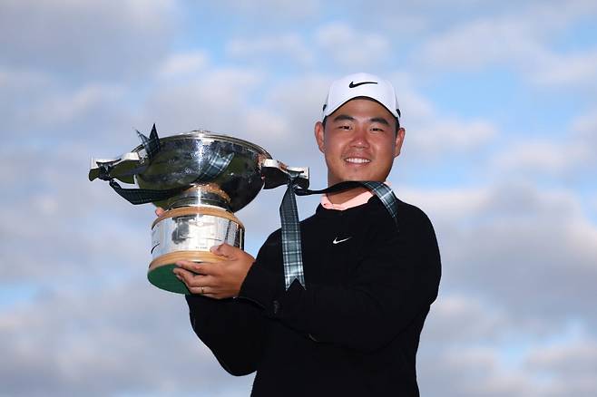 김주형이 PGA 투어 제네시스 스코티시 오픈에서 우승한 뒤 트로피를 들어 올리고 있다. (사진=PGA 투어 제공)