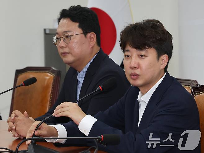 이준석 개혁신당 대표가 지난 10일 오전 서울 여의도 국회에서 한성숙 국무총리를 만나 인사말을 하고 있다. 2026.7.10 ⓒ 뉴스1 황기선 기자