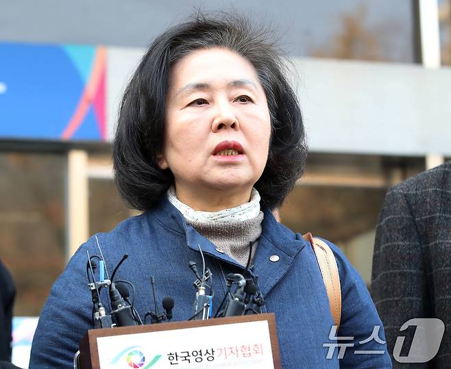 정치자금법 위반 혐의로 재판에 넘겨진 김영선 전 국민의힘 의원이 지난 2월 5일 오후 경남 창원 성산구 창원지방법원에서 열린 1심 선고 공판에서 무죄를 선고받은 후 법정을 나서며 취재진 질문에 답하고 있다. 2026.2.5 ⓒ 뉴스1 윤일지 기자