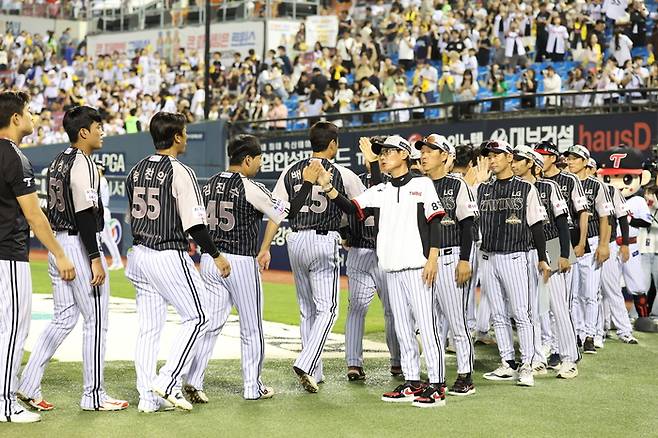LG 염경엽 감독이 24일 서울 잠실구장에서 열린 2026 KBO리그 정규시즌 삼성전 승리 후 선수들과 하이파이브를 하고 있다. 사진 | LG 트윈스