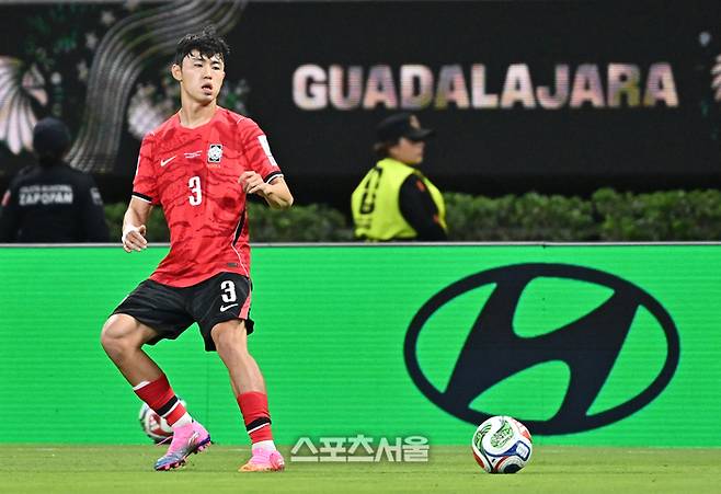 대한민국 축구국가대표팀의 이기혁이 지난달 12일(한국시간) 멕시코 과달라하라 인근 사포판의 아크론 경기장에서 열린 2026 북중미 월드컵 체코와의 경기에서 동료에게 패스를 하고 있다. 사포판(멕시코) | 박진업 기자 upandup@sportsseoul.com