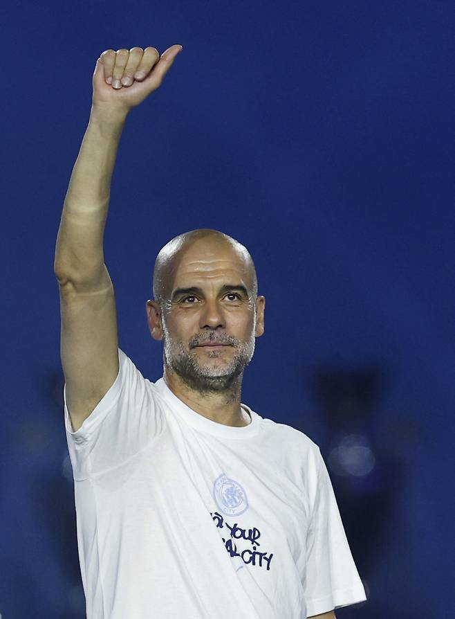 Soccer Football - Manchester City FA Cup and Carabao Cup Victory Parade - Manchester, Britain - May 25, 2026 Manchester City manager Pep Guardiola celebrates after the victory parade Action Images via Reuters/Jason Cairnduff<저작권자(c) 연합뉴스, 무단 전재-재배포, AI 학습 및 활용 금지>