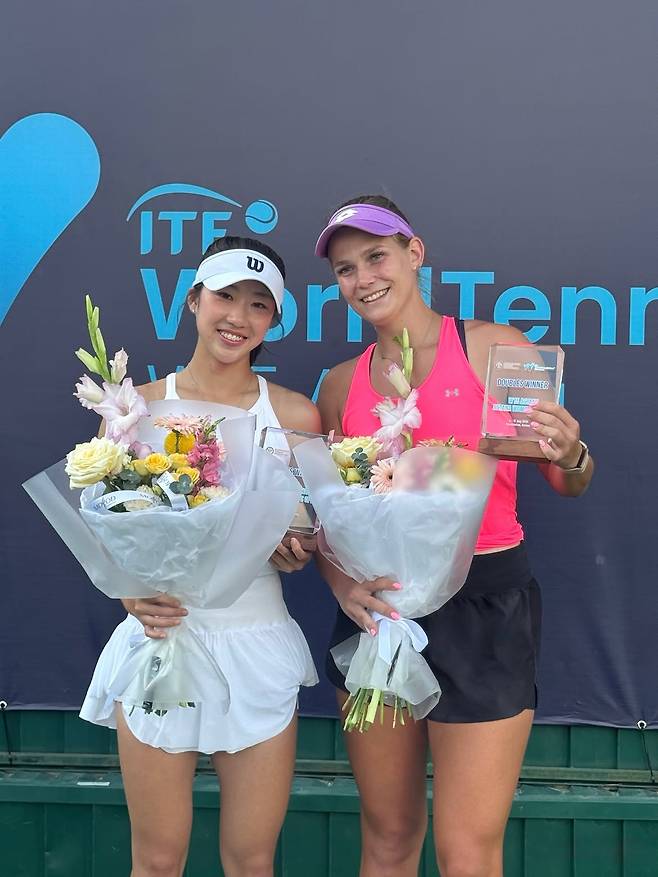 카자흐스탄에서 통산 두 번째 ITF 복식 우승을 기록한 장가을(왼쪽). 장가을 인스타그램