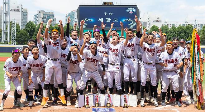 12일 서울 목동야구장에서 열린 제81회 청룡기 전국고교야구선수권대회에서 우승한 세광고 선수들이 밝은 표정으로 기념 촬영을 하고 있다. 세광고는 이날 끈끈한 수비와 효율적인 타격을 앞세워 경북고를 6대2로 꺾고 창단 72년 만에 처음으로 청룡기 정상에 올랐다. /김지호 기자