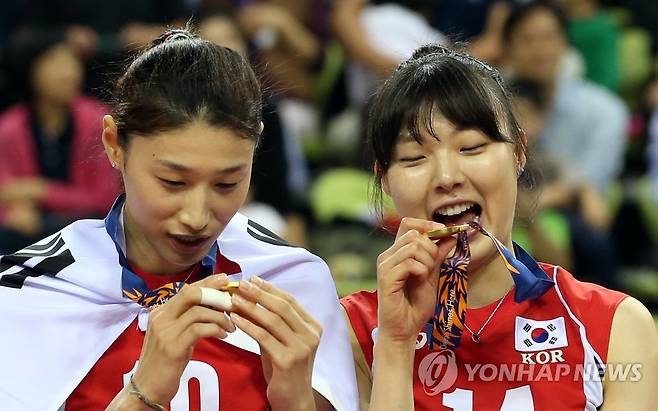 <아시안게임>여자 배구, '금메달 맞지?'_(인천=연합뉴스) 배재만 기자 = 2일 인천 송림체육관에서 열린 2014 인천 아시안게임 배구 여자부 시상식에서 한국대표팀 김연경(왼쪽)과 양효진이 금메달을 살펴보고 있다.2014.10.2