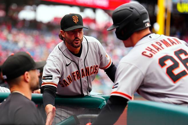 <yonhap photo-0854=""> San Francisco Giants' manager Tony Vitello congratulates Matt Chapman (26) after scoring during the first inning in the first baseball game of a doubleheader against the Philadelphia Phillies, Thursday, April 30, 2026, in Philadelphia. (AP Photo/Derik Hamilton)/2026-05-01 02:14:34/ <저작권자 ⓒ 1980~2026 ㈜연합뉴스. 무단 전재 재배포 금지, AI 학습 및 활용 금지></yonhap>