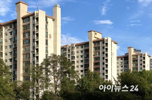 서울 여의도 광장아파트 5단지(오른쪽). 왼쪽의 7, 9동. [사진=아이뉴스DB]