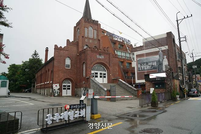 공주제일교회 기독교박물관. 내부에는 공주 개신교 역사와 공주 만세운동 기록들이 전시되어 있다. 교회 오른편에 붙어 있는 사진 옆에 그려진 그림은 유관순열사와 사애리시 선교사의 모습이다.