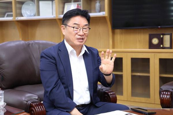 권순기 제19대 경남교육감이 13일 국제신문과의 인터뷰에서 앞으로 4년간 경남 교육의 방향 등을 설명하고 있다.  경남도교육청 제공