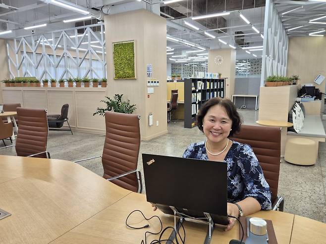 김지은 이노스피릿 대표가 지난 9일 서울 종로구 두잉굿센터에서 공간 활용과 인큐베이팅 시스템을 소개하고 있다.