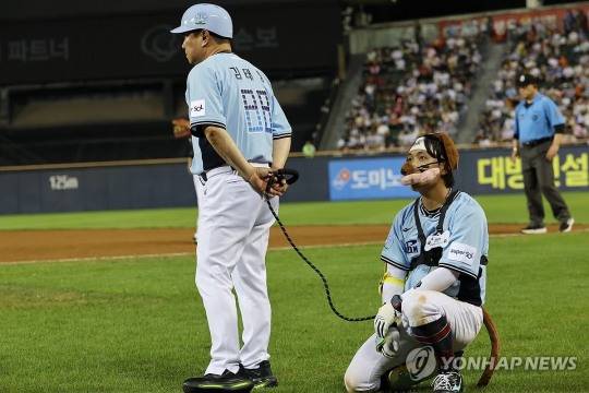올스타전에서 강아지 퍼포먼스를 하는 김태형 롯데 감독과 황성빈