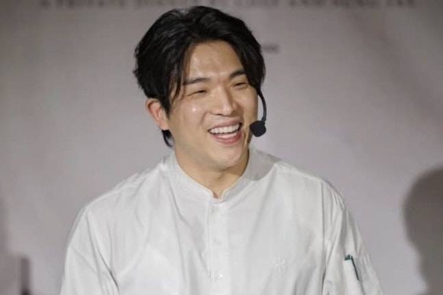 Chef Ahn Seong-jae, who had suspended his social media activity amid a wine-swapping controversy, has shared an update on his current situation after two months, signaling his return. Chef Ahn posted a photo on his social media along with a story related to his restaurant, Mosu, but his appearance—which looked somewhat gaunt compared to before—caught peoples attention.Last April, Chef Ahn Seong-jae faced criticism after being embroiled in a controversy alleging that his restaurant, Mosu, had served inexpensive wine instead of high-end bottles. At the time, he officially apologized and expressed remorse for the subpar service.As Chef Ahn Sung-jae, who had kept a low profile since the controversy, resumes his activities, public attention is focused on whether he will be able to regain the publics trust through this comeback.