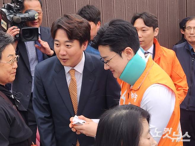 6.3 지방선거 당시 이준석 개혁신당 대표와 정이한 개혁신당 부산시장 후보. 정혜린 기자