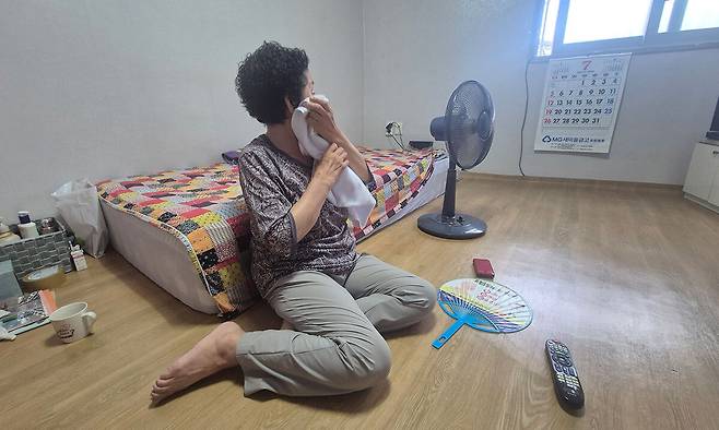 13일 포항시민 정모씨가 단칸방에서 선풍기를 틀어놓은 채 더위를 견디고 있다.&nbsp;이영균 기자