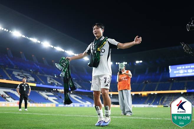 전북 현대 김예건이 11일 울산 문수축구경기장에서 열린 울산 HD전을 마친 뒤 원정 팬들 앞에서 세리머니를 하고 있다. /사진=한국프로축구연맹 제공