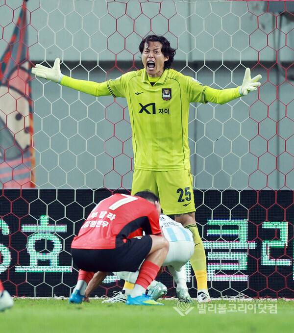 '철벽 수문장' 구성윤, 강원전 선방쇼...FC서울 무승부...사진은 후반 추가시간 FC서울 구성윤이 강원FC 아부달라와 1-1 상황에서 강력한 슛팅을 막아내고 환호하는 모습.2026.7.12.(사진=김경수 기자/ 발리볼코리아닷컴)