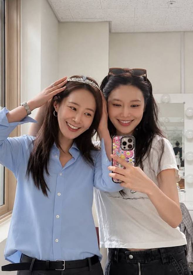 Choi Soo Young, a member of Girls Generation and an actress, successfully wrapped up the first week of performances for Plays *The Merchant of Venice* and shared her special thoughts on the production. Through her social media, Choi expressed her regret that the runtime was passing so quickly and vowed to cherish and enjoy every moment during the remaining period.Quoting a line from the play, Choi expressed her affectionate feelings regarding time and released heartwarming photos from the set with her fellow actors. In particular, photos showing Girls Generation member Yuri visiting the theater to show her support drew attention.Currently, Choi Soo Young is meeting audiences in Plays *The Merchant of Venice*, playing the role of Portia. Much interest is being focused on Choi Soo Youngs journey as she diligently performs on stage as an actress, extending beyond her career as a singer.