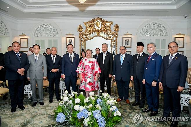 아세안, 미얀마와 외교장관 회의에서 평화 합의안 이행 촉구 (방콕 로이터=연합뉴스) 12일(현지시간) 태국 방콕에서 아세안(ASEAN·동남아시아국가연합)·미얀마 외교장관들이 비공식 회의를 갖고 사진을 촬영했다. 오른쪽부터 미얀마, 라오스, 인도네시아, 브루나이, 싱가포르, 필리핀, 태국, 말레이시아, 베트남, 동티모르 외교장관.