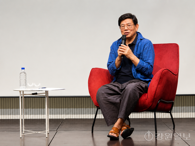 ◇김경태 배우가 지난 7일 춘천 꿈꾸는 예술터에서 열린 ‘예술을 짓는 사람들’에서 50년 연극 인생에 대해 이야기하고 있다. 사진=한승미 기자