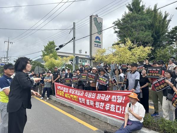 한국농아인협회 경상남도협회가 14일 하동군청 앞에서 집회를 열고 있다. /이영호 기자