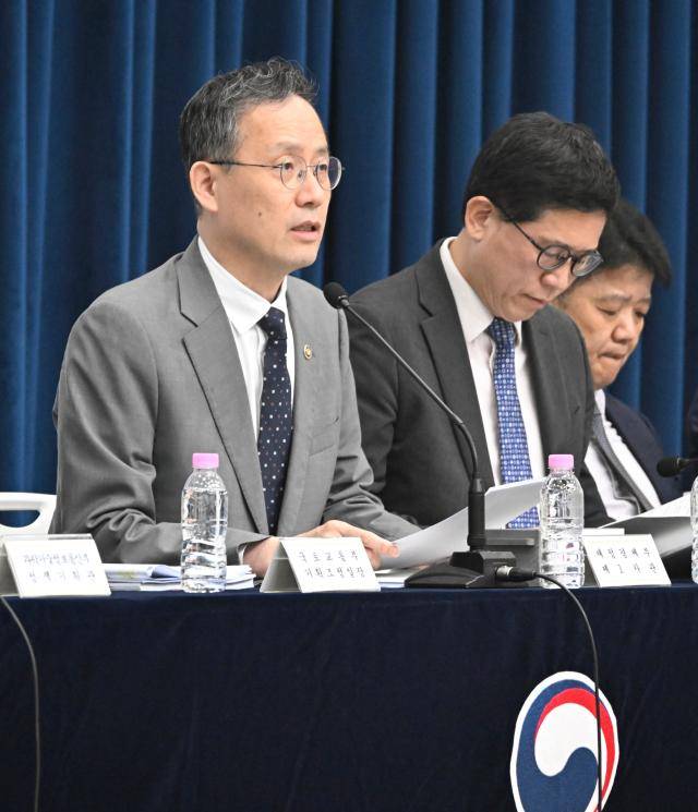 이형일 재정경제부 차관이 7월 10일 정부세종청사에서 열린 하반기 경제성장전략 상세 브리핑에 참석, 주요내용을 발표하고 있다.[사진=재정경제부]