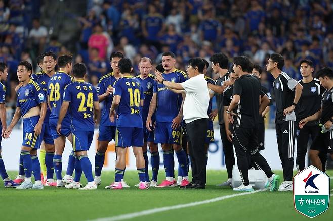 울산과 전북의 경기 모습(한국프로축구연맹 제공)