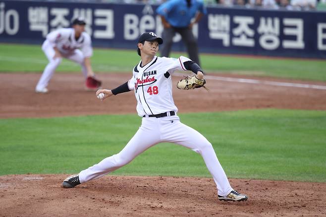 남부리그 울산 웨일즈 나가가 10일 잠실구장에서 열린 2026 KBO 퓨처스 올스타전 북부와 경기에 등판해 역투하고 있다. 사진 | 울산 웨일즈