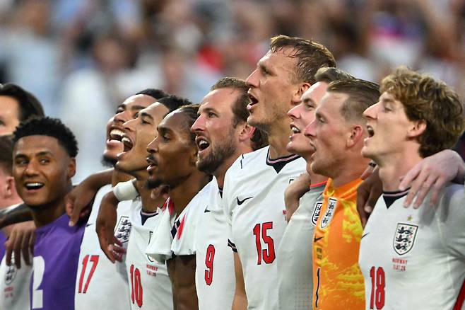 England's forward #09 Harry Kane (C) and teammates celebrate after winning the 2026 World Cup football tournament quarter-final match between Norway and England at Miami Stadium in Miami Gardens on July 11, 2026.  (Photo by MAURO PIMENTEL / AFP)  <저작권자(c) 연합뉴스, 무단 전재-재배포, AI 학습 및 활용 금지>