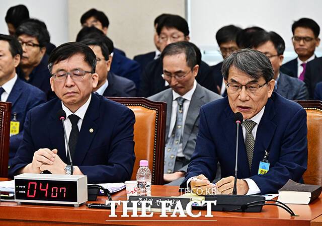 노태악 전 중앙선관위원장이 14일 오전 서울 여의도 국회에서 열린 '투표용지 부족사태 등 국민 참정권 침해 진상규명 및 선거관리 개혁을 위한 국정조사특별위원회' 제1차 청문회에 참석해 질의에 답변을 하고 있다. /국회=배정한 기자
