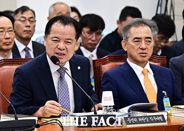 위철환 중안선관위원장 직무대리가 14일 오전 서울 여의도 국회에서 열린 '투표용지 부족사태 등 국민 참정권 침해 진상규명 및 선거관리 개혁을 위한 국정조사특별위원회' 제1차 청문회에 참석해 질의에 답변을 하고 있다. /국회=배정한 기자