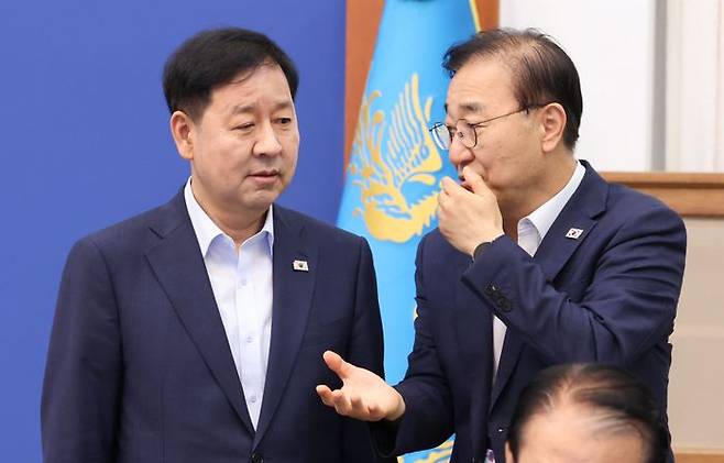 구윤철(왼쪽) 경제부총리 겸 재정경제부 장관과 김윤덕 국토교통부 장관이 14일 청와대에서 열린 국무회의에서 대화하고 있다. ⓒ뉴시스