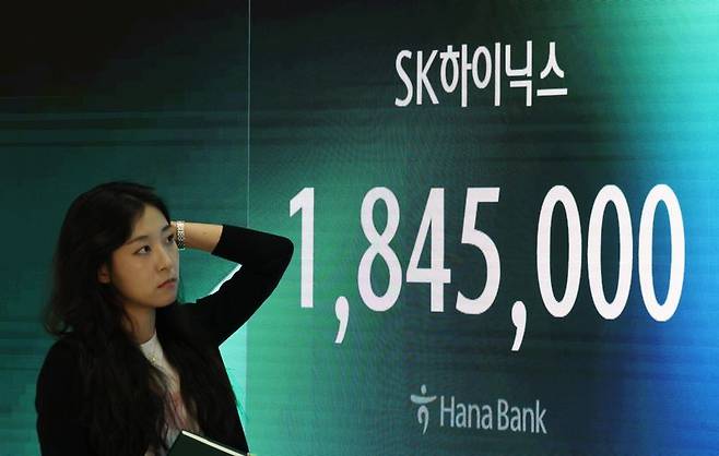 코스피가 약 9% 급락하며 7000선을 내준 13일 서울 중구 하나은행 본점 딜링룸에 SK하이닉스 주가가 표시돼 있다. 이날 코스피는 669.01포인트(8.95%) 내린 6806.93으로 거래를 마쳤다. SK하이닉스와 삼성전자는 15%와 10%대의 낙폭을 기록했다. /사진=연합뉴스