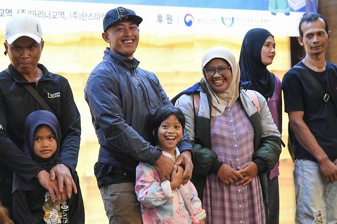 지난 13일 부산 중구 코모도호텔에서 가족과 만난 인도네시아 선원이 함박웃음을 짓고 있다. 선원노련 제공