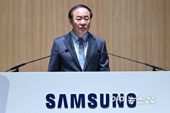의장을 맡은 전영현 삼성전자 대표이사 부회장 겸 DS부문장이 지난 3월 18일 오전 경기 수원시 수원컨벤션센터에서 열린 제57기 정기 주주총회에서 인사말을 하고 있다.[사진=곽영래 기자]