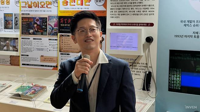 전시를 소개하는 이연수 학예사 ©INVEN