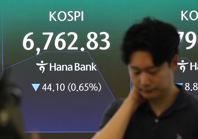 4일 서울 하나은행 본점 딜링룸에 코스피가 표시되고 있다. 이날 코스피는 37.87p(0.56%) 내린 6,769.06로 장을 시작했다. [연합뉴스]