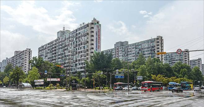 서울 강남구 대치동 ‘은마아파트(사진 위)’와 송파구 잠실동 ‘잠실주공5단지(아래)’는 비슷한 시기에 재건축 사업 ‘7부 능선’으로 통하는 사업시행계획인가를 받았다. (윤관식 기자)