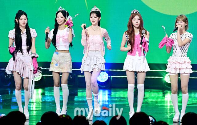 그룹 리센느가 14일 오후 서울 상암동 SBS프리즘타워에서 진행된 '더쇼' 제395회 생방송에서 1위를 한 뒤 앵콜무대를 갖고 있다. / / 송일섭 기자(andlyu@mydaily.co.kr)