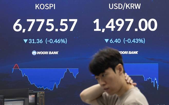 미국 반도체주 약세와 호르무즈 긴장에 따른 유가 급등 등의 영향으로 코스피가 하락 출발한 14일 오전 서울 중구 우리은행 딜링룸에 코스피 지수 등 주요 지수가 표시돼 있다. 윤창빈 기자