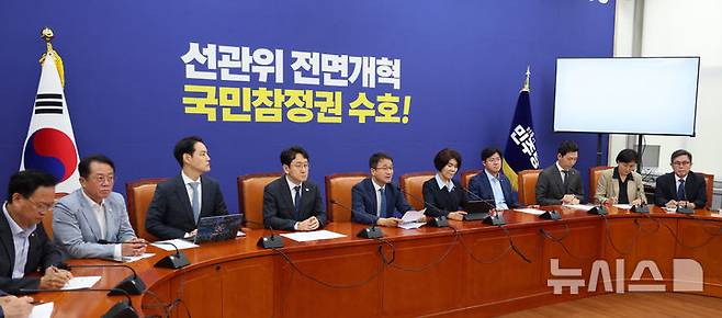 [서울=뉴시스] 고범준 기자 = 한병도 더불어민주당 대표 직무대행 겸 원내대표가 14일 서울 여의도 국회에서 열린 원내대책회의에서 발언하고 있다. 2026.07.14. bjko@newsis.com