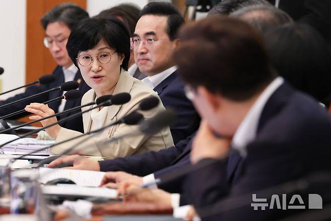 [서울=뉴시스] 조성봉 기자 = 원민경 성평등가족부 장관이 14일 청와대에서 열린 국무회의에서 발언하고 있다. 2026.07.14. suncho21@newsis.com