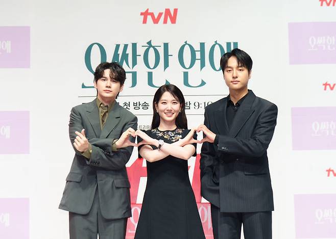 [서울=뉴시스] 배우 박은빈, 양세종, 옹성우가 14일 서울 강남구 엘리에나 호텔에서 열린 tvN 드라마 '오싹한 연애' 제작발표회에서 포즈를 취하고 있다. (사진=tvN 제공) 2026.07.14. photo@newsis.com  *재판매 및 DB 금지