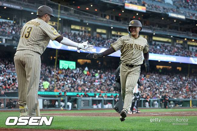 [사진] 샌디에이고 송성문이 득점 후 매니 마차도의 환영을 받고 있다. ⓒGettyimages(무단전재 및 재배포 금지)